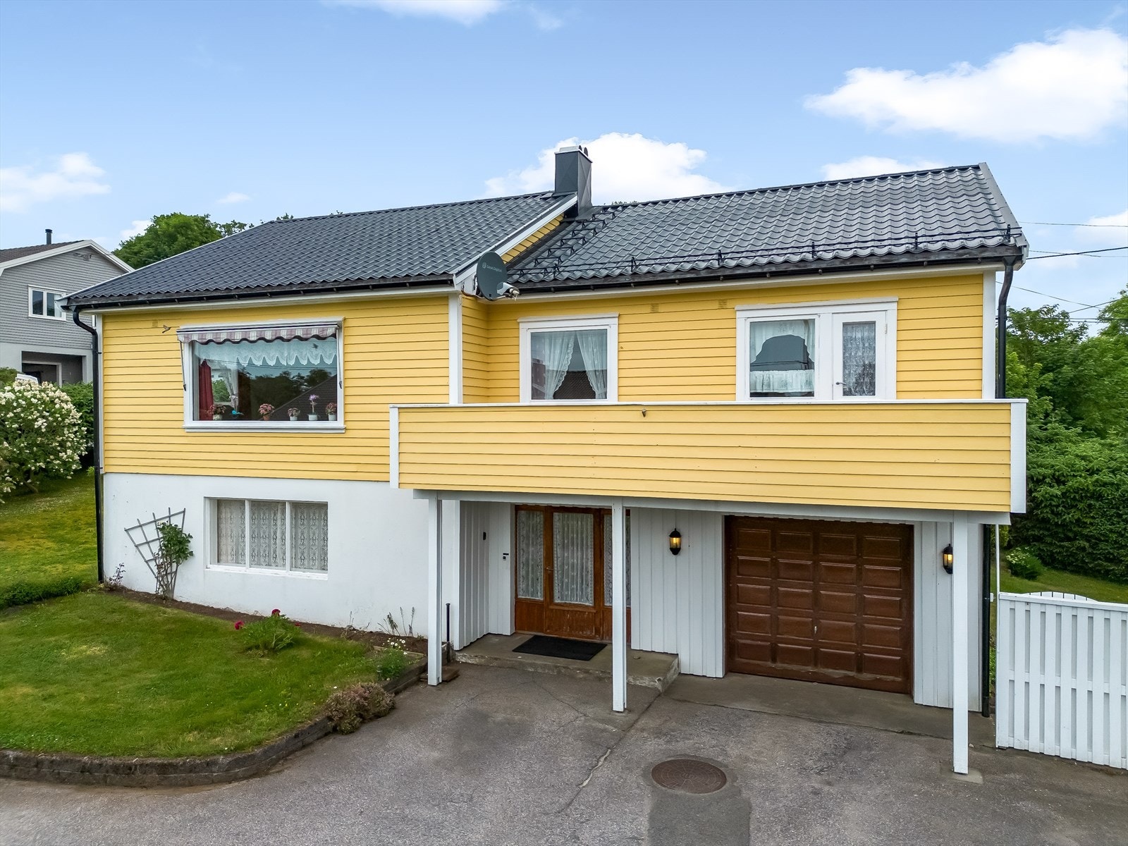 Inngang i underetasjen rett ved garasjen. Overbygd inngangsparti. Galleribilde