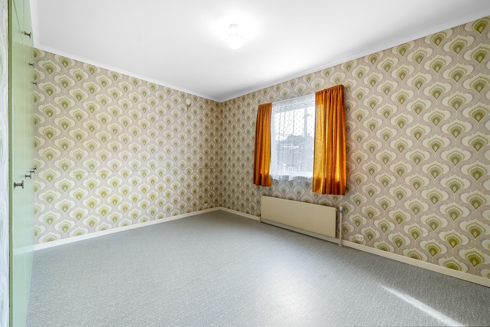 Hovedsoverommet ligger i 1. etasje med integrerte skap. Galleribilde