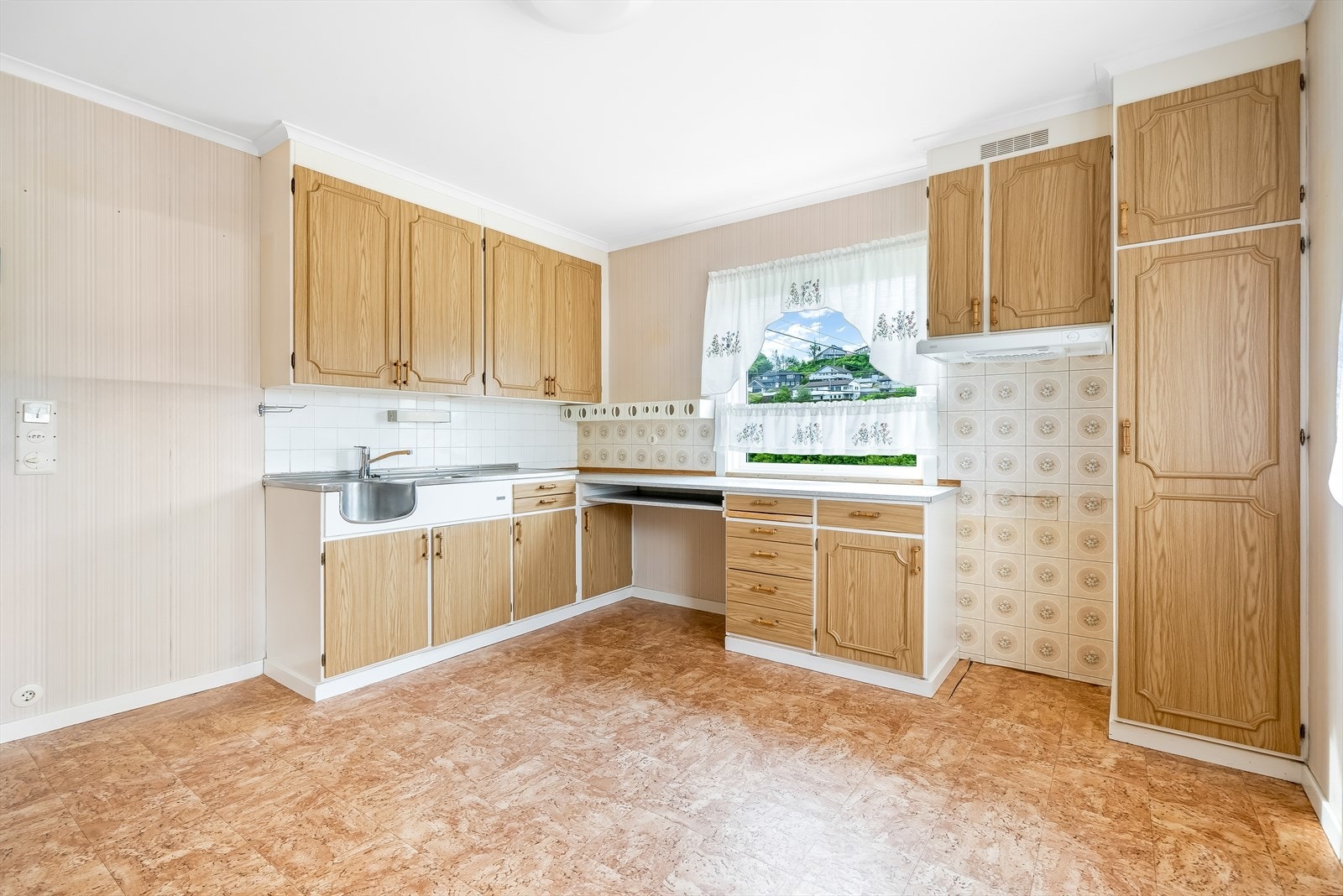 Eldre kjøkken med avsatt plass til enkeltstående hvitevarer. Galleribilde