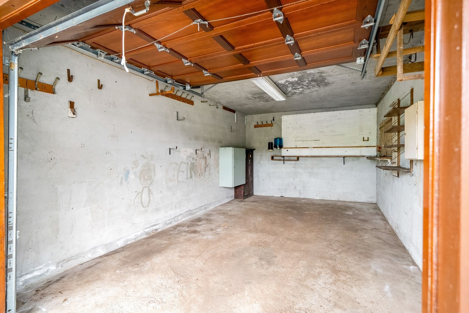 Garasje med plass til en bil og verksted i bakre del. Galleribilde