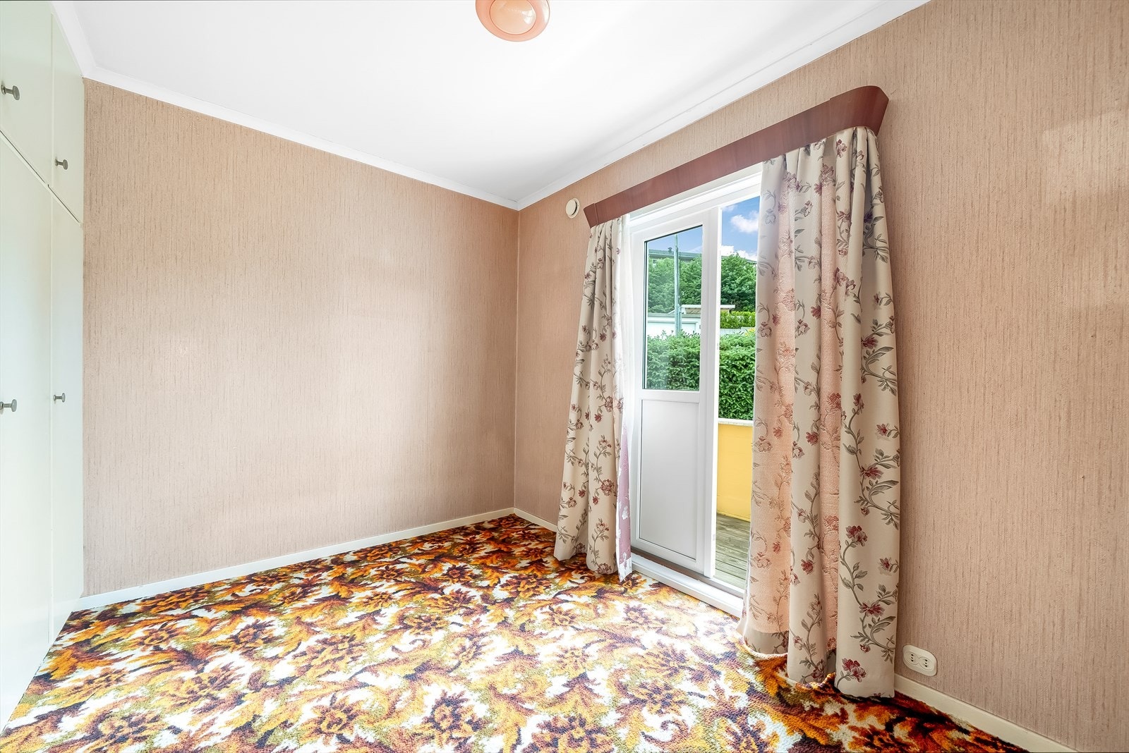 Soverom 2 av 3 har utgang til hagen og integrerte skap. Galleribilde