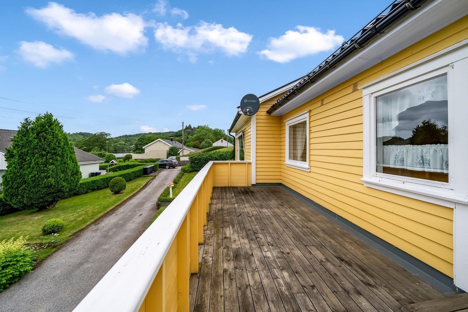 Terrassen ligger meget solrikt til med sol fra formiddag til kvelds. Galleribilde