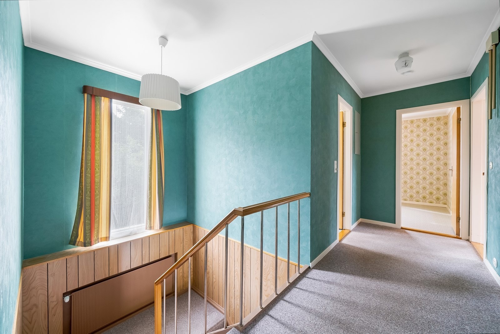 Bred gang med trappehall. Galleribilde