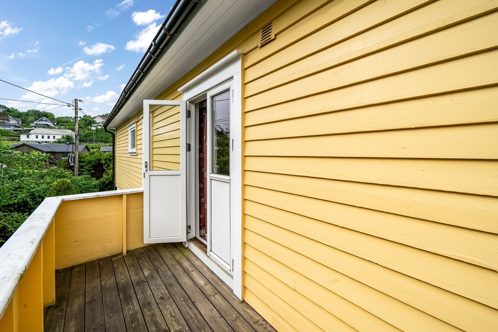 Utgang til en liten balkong fra soverom nr. 2. Her kan man nyte morgensola. Galleribilde