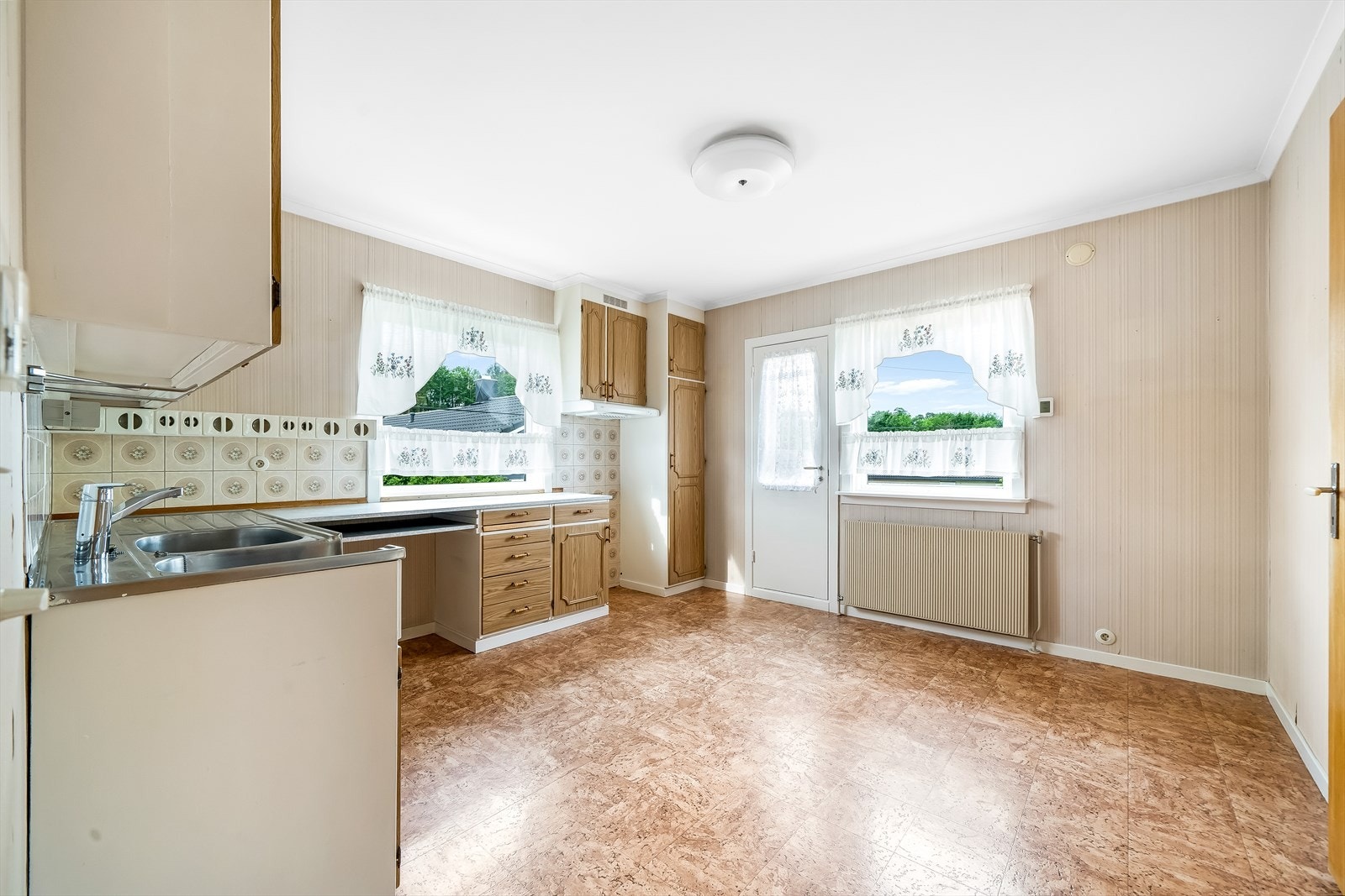 På kjøkkenet er det plass til spisebordsmøblement og det er utgang til en meget solrik terrasse i front. Galleribilde