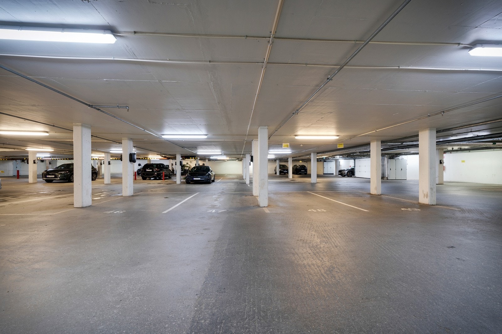 Dersom det er ønskelig for ny eier kan man overta leiekontrakt til parkeringsplass for kr 1600,- pr. mnd. Galleribilde