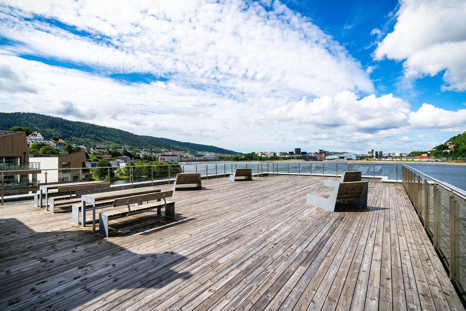 Stor felles takterrasse med flere sittegrupper. Galleribilde