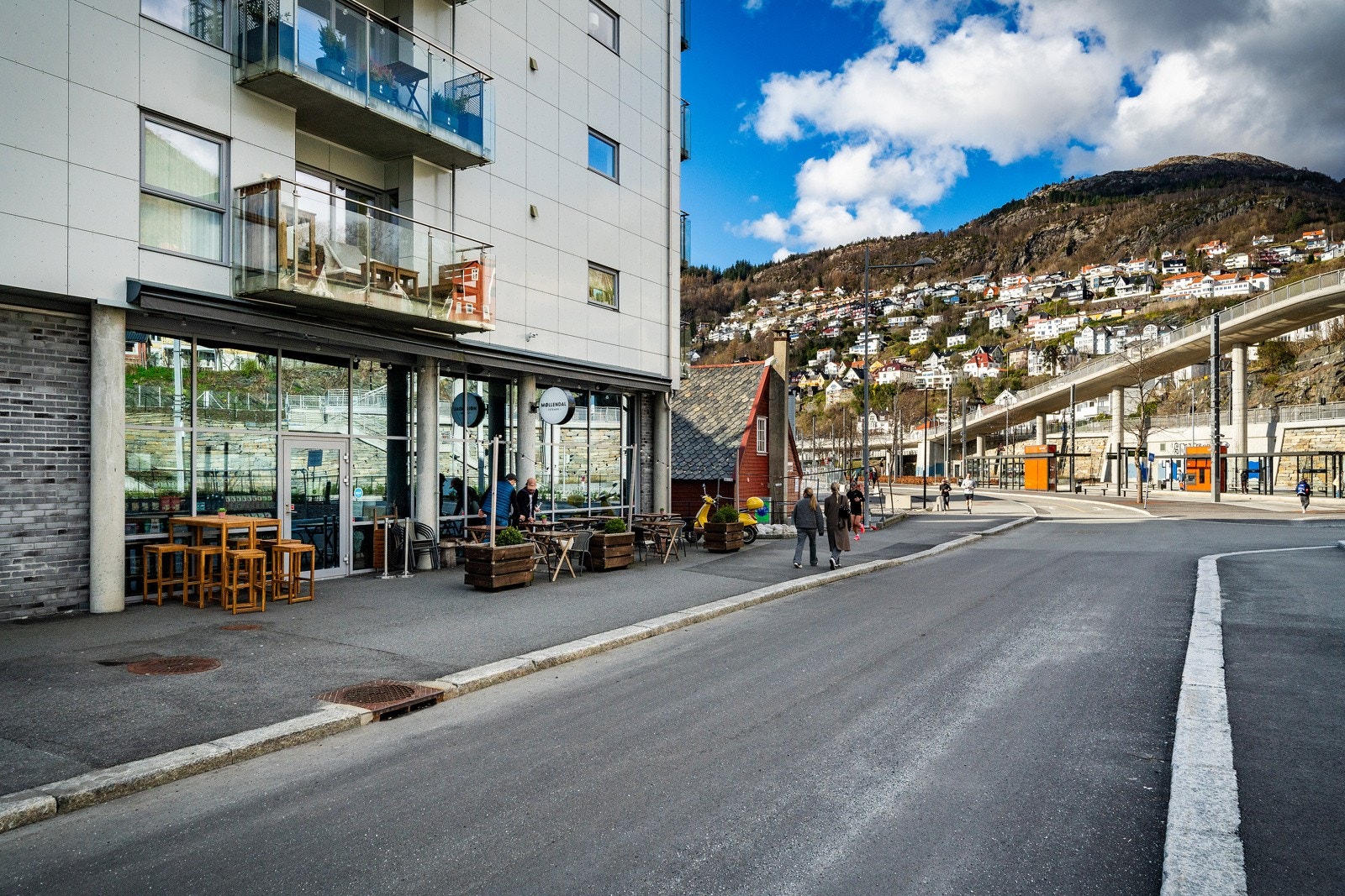 I nabobygget finner vi også Møllendal Fetevare som byr deg søtt og salt av ypperste kvalitet - og er blitt et svært populært spisested for både de som bor i området og tilreisende. Galleribilde