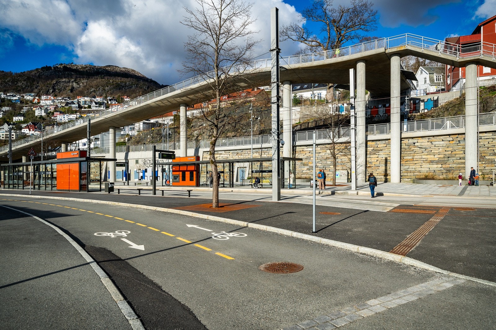 Den nye bybanetraseen mellom sentrum og Fyllingsdalen stopper like ved leiligheten, og har på en måte trukket Møllendal enda nærmere sentrum. Bybanen bruker fire minutter fra Haukeland til Bystasjonen. Galleribilde