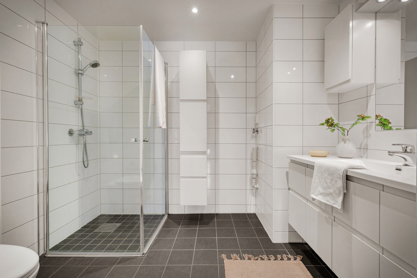 Badet er innbydende og tidløst, samt helfliset. Her er det god plass til alle nødvendigheter. Galleribilde