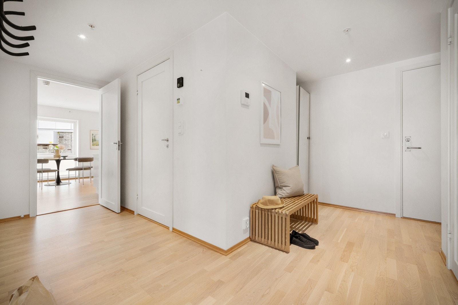 Romslig hall/inngangsparti som leder til alle rom i leiligheten. Galleribilde