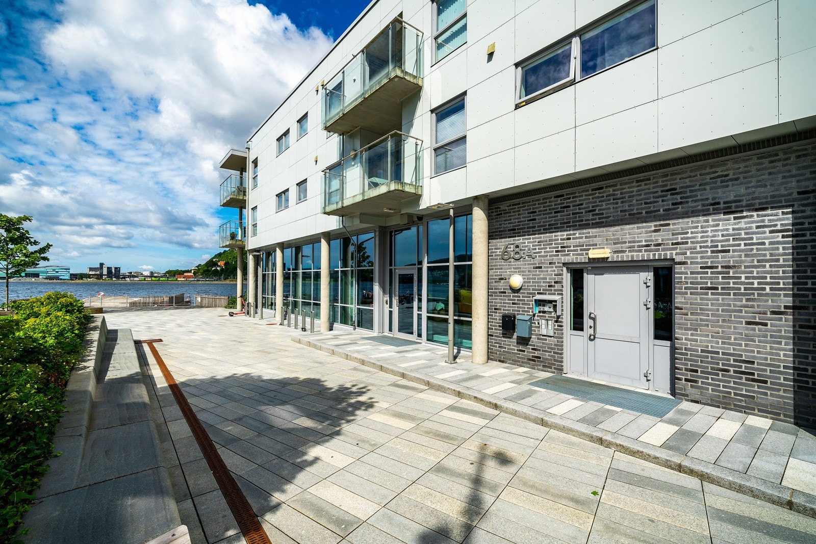 Dette er en sentral og attraktiv beliggenhet med umiddelbar nærhet til det meste Bergen har å by på. Galleribilde