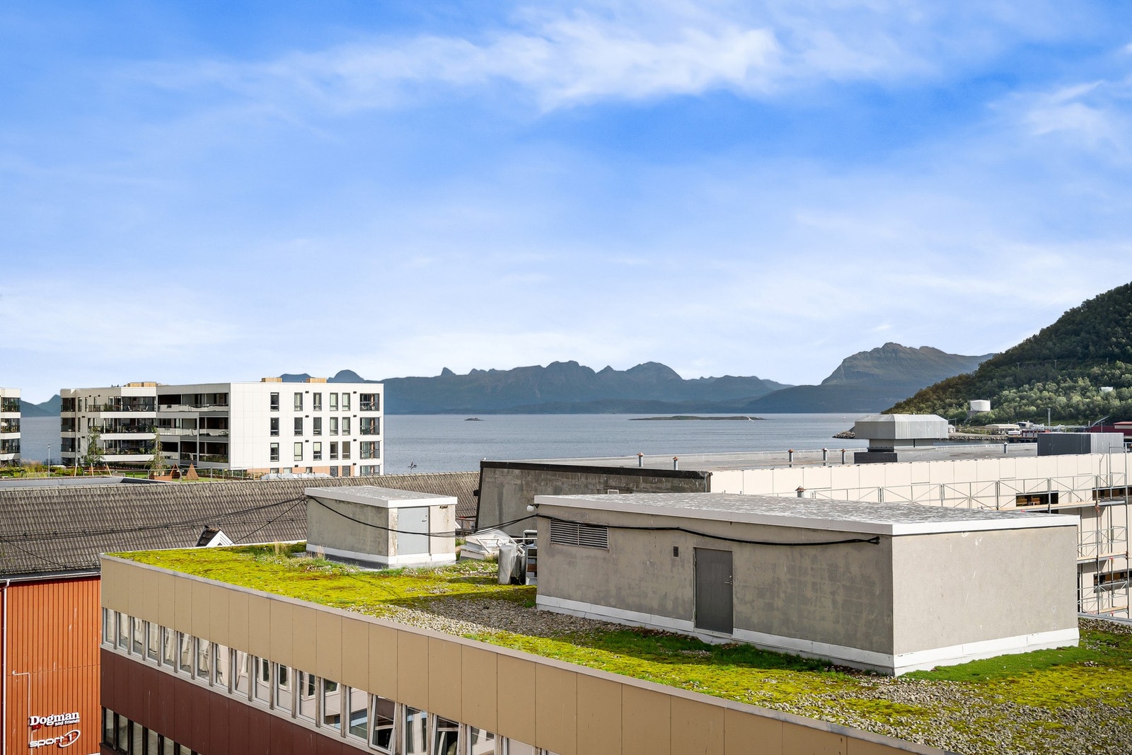 Du får utsikt både mot Vågsfjorden i nord... Galleribilde