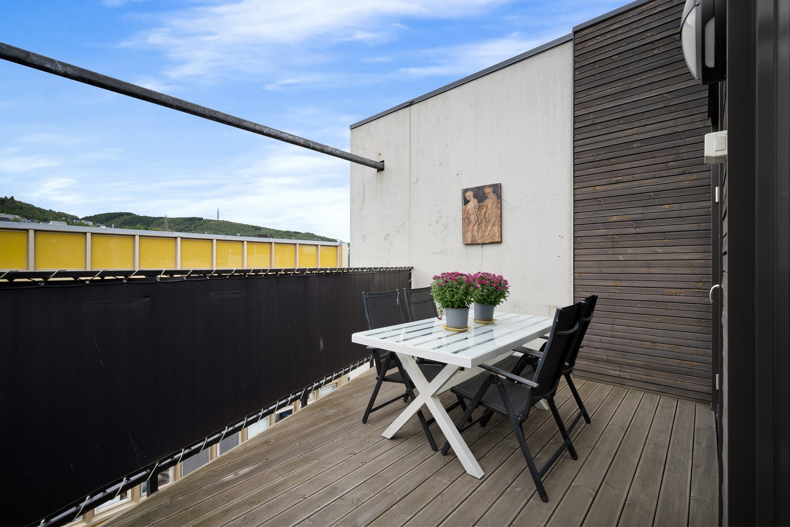 Vestvendt og solrik balkong Galleribilde