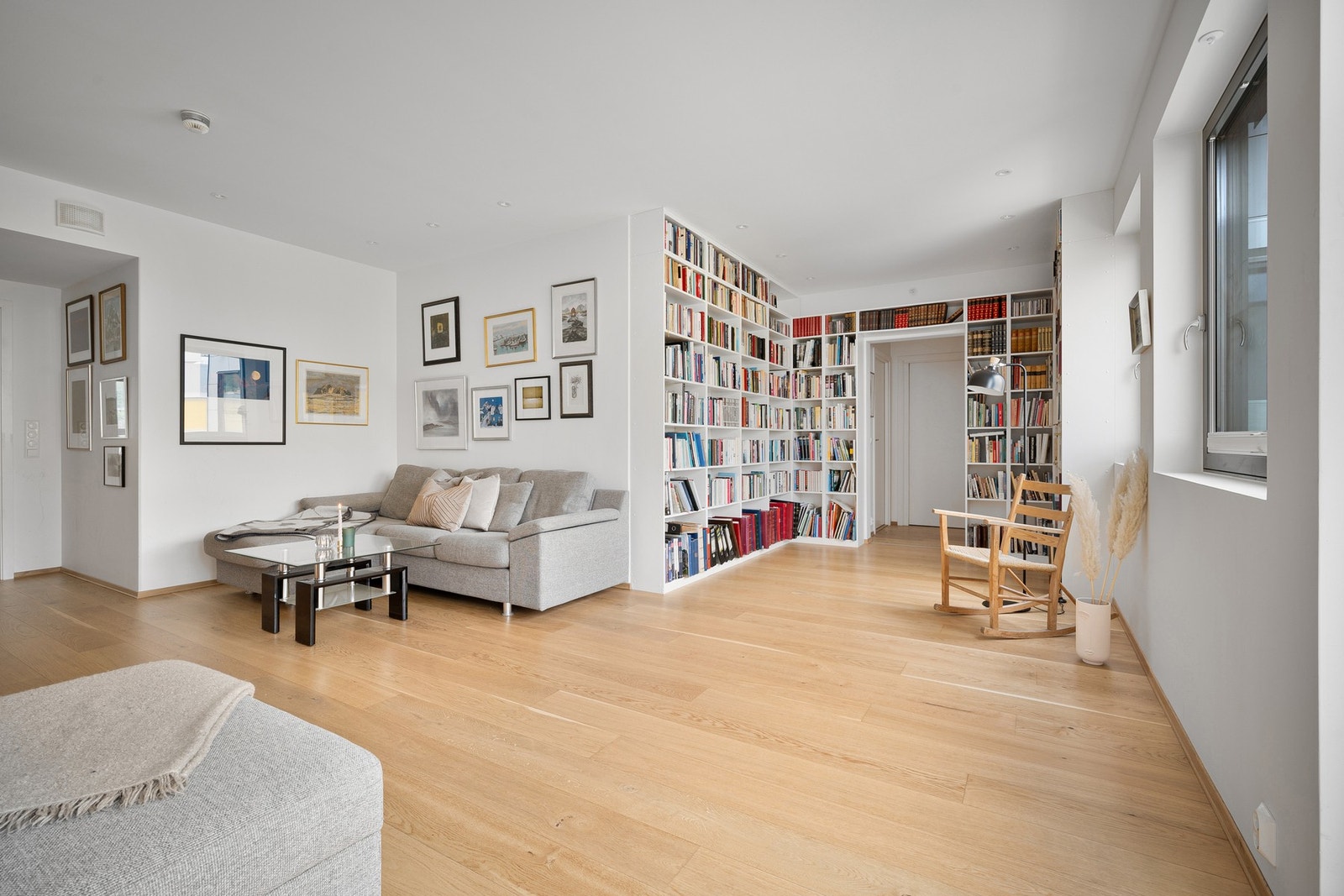 Da oppnår man en ennå mer luftig følelse i denne stuen Galleribilde