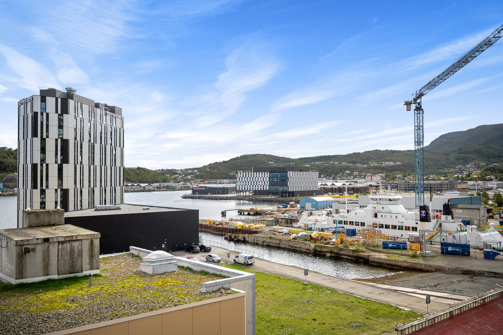 ...og indre del av Vågsfjorden i sør Galleribilde