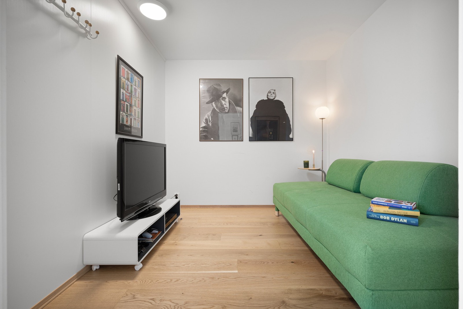 Her er sofa og tv flyttet inn på det ene soverommet Galleribilde