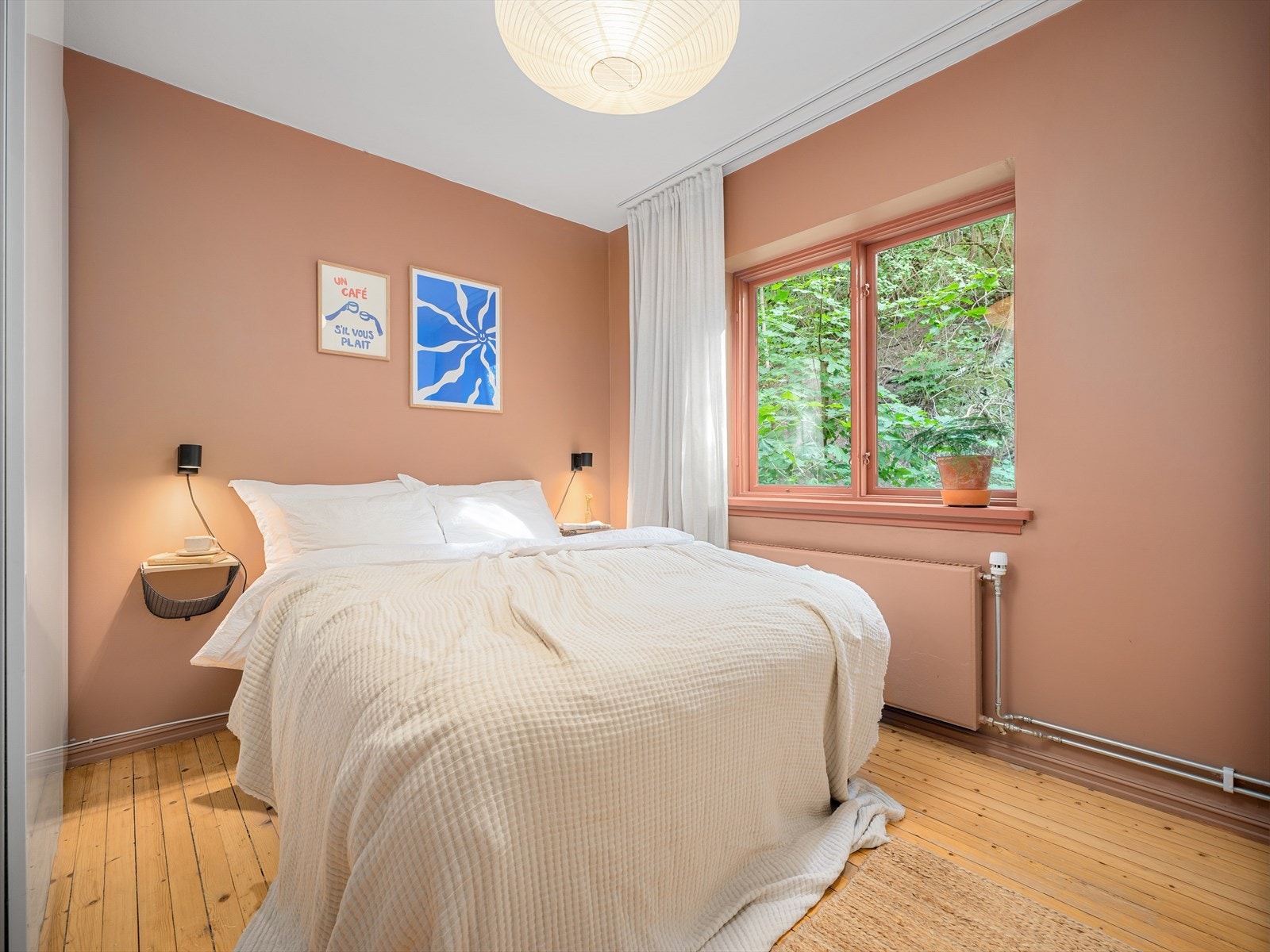 Soverommet har en svært generøs størrelse med god plass til dobbeltseng og nattbord på begge sider. Galleribilde