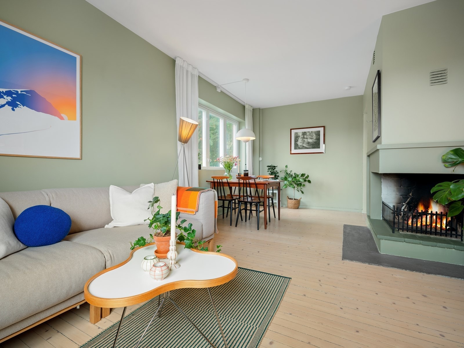 Stuen og spisestuen blir et sosialt samlingspunkt hvor venner og familie kan samles. Galleribilde