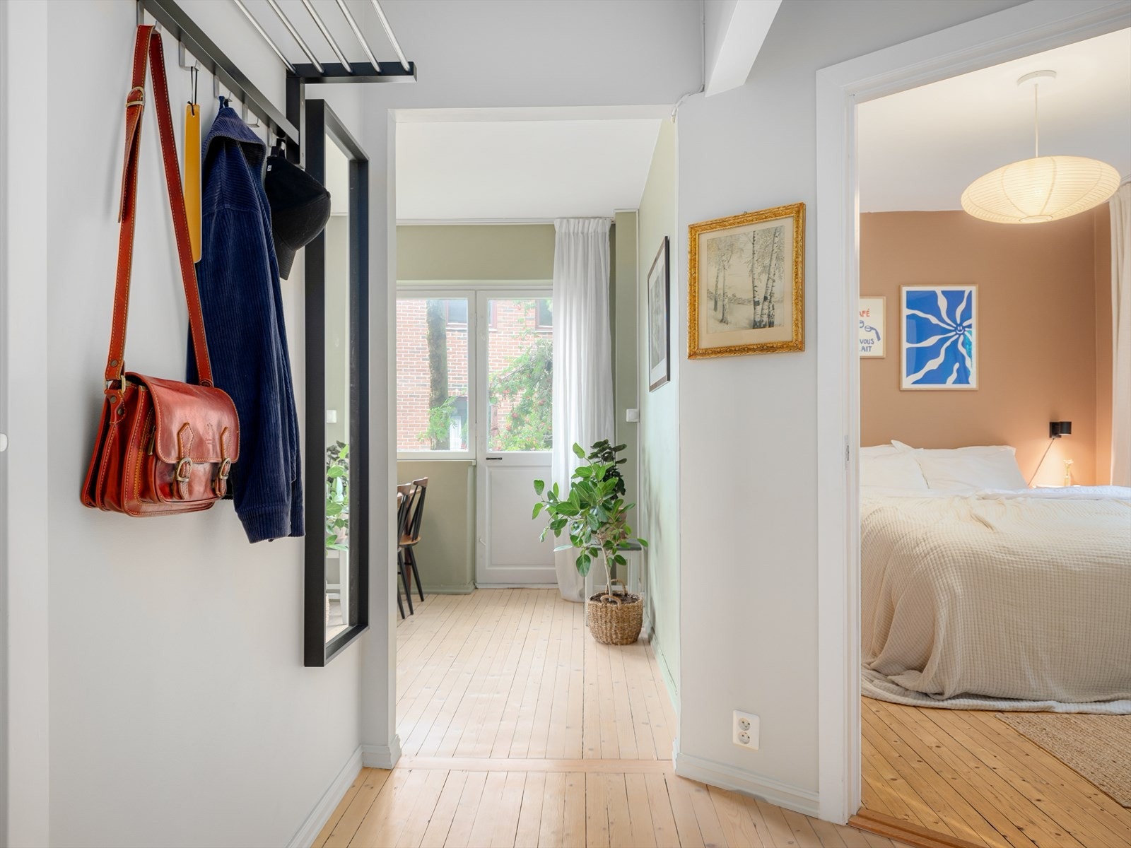 Godt førsteinntrykk! Her møtes du av en åpen, lys og innbydende entré. Galleribilde