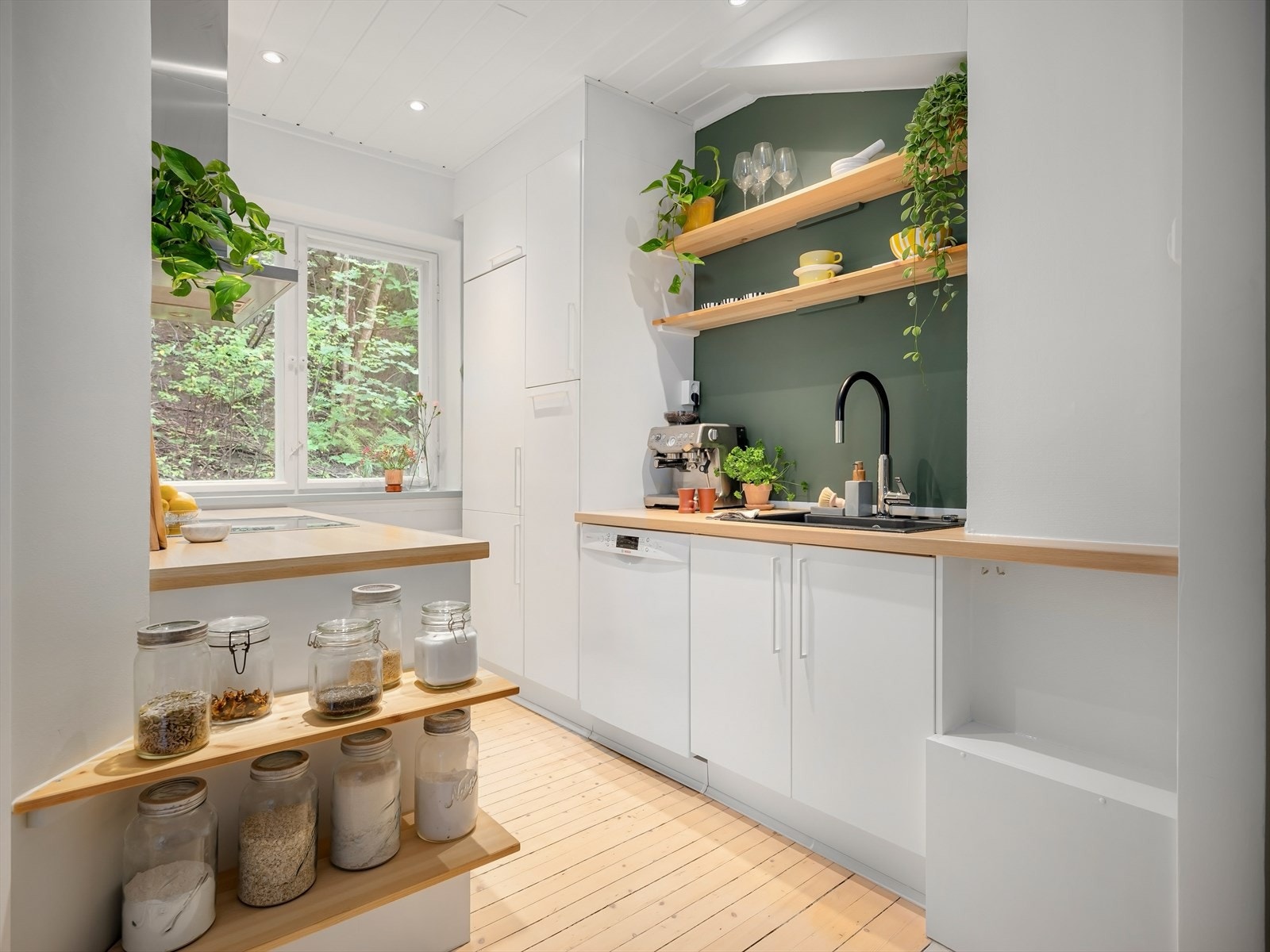 Innredningen er stilren med lyse, glattakkerte fronter fra Epoq og laminat benkeplate (innredning fra 2013). Integrert komfyr med keramisk platetopp (2017) og kjøl/frys. Frittstående oppvaskmaskin. Galleribilde