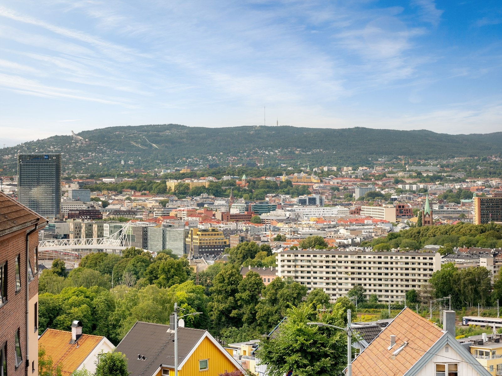 Her bor du på et høydedrag med et fritt og luftig utsyn og panoramautsikt over Oslo by! Galleribilde