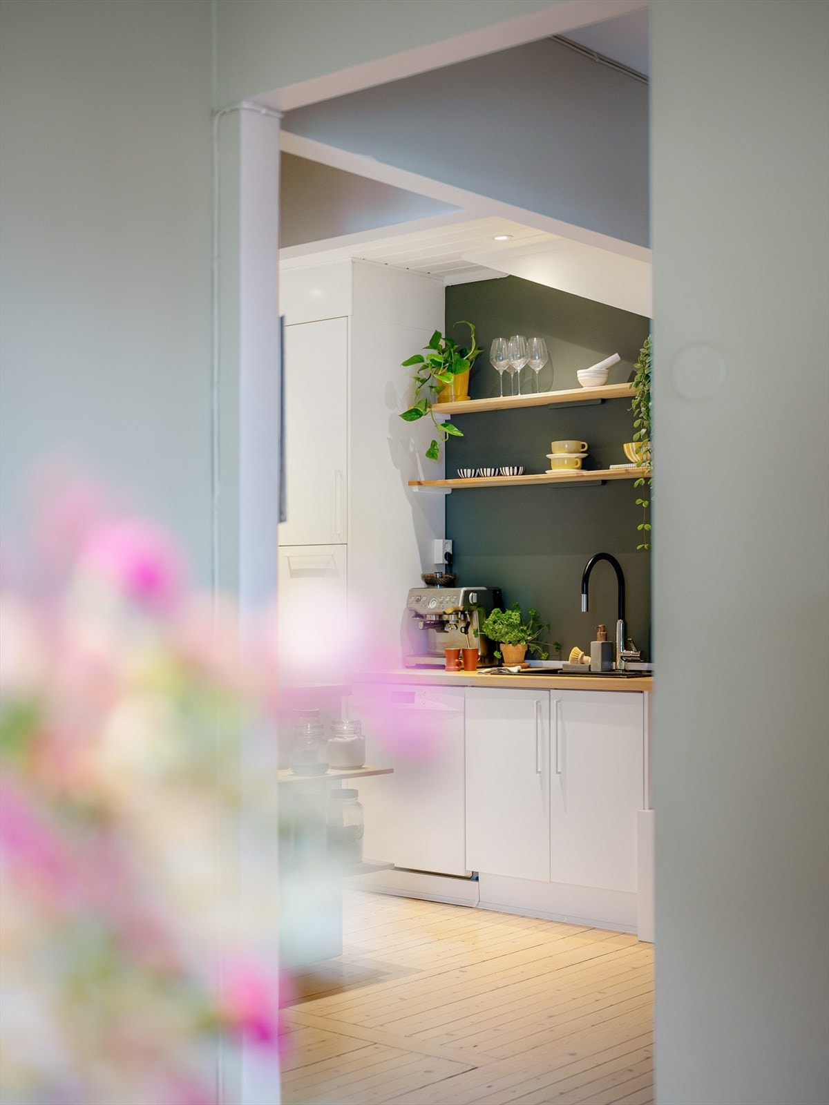 Fra spisestuen har man også et fint gløtt inn mot det åpne og koselige kjøkkenet. Galleribilde