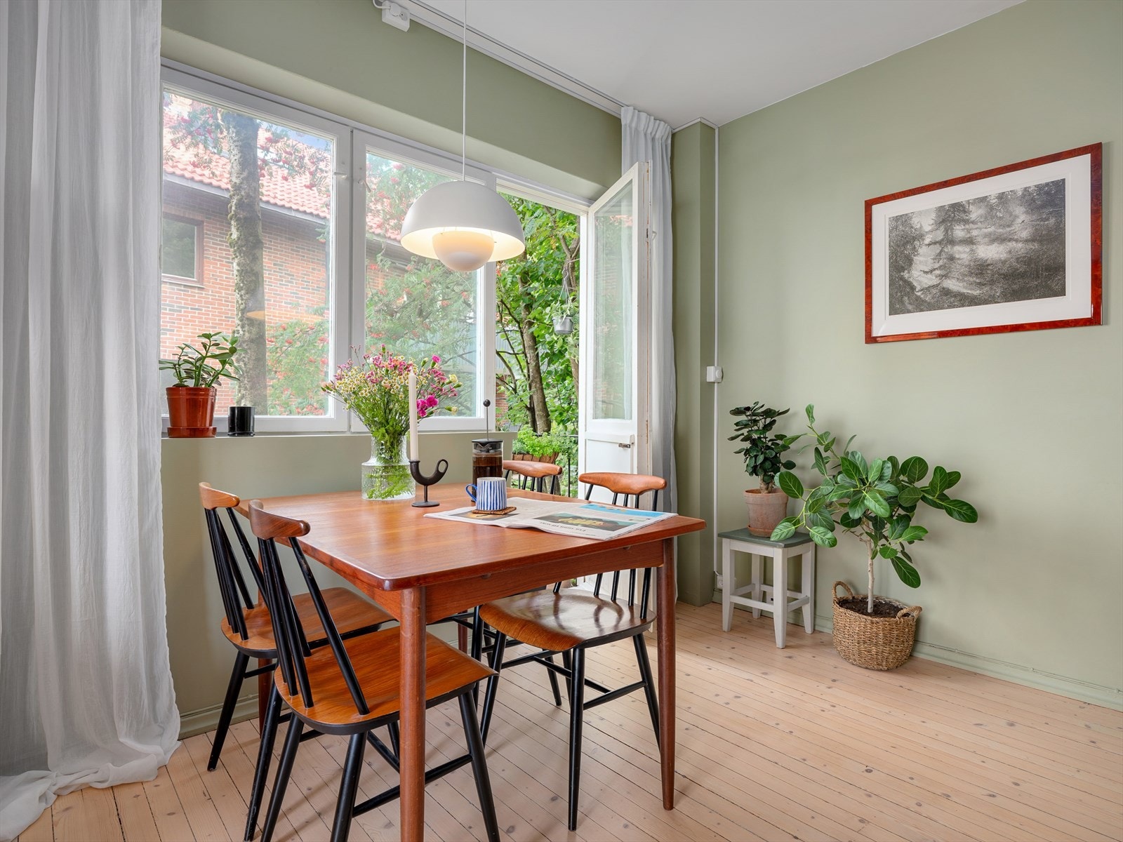 På sommerstid er det deilig å åpne balkongdøren og slippe naturen inn i stua. Galleribilde