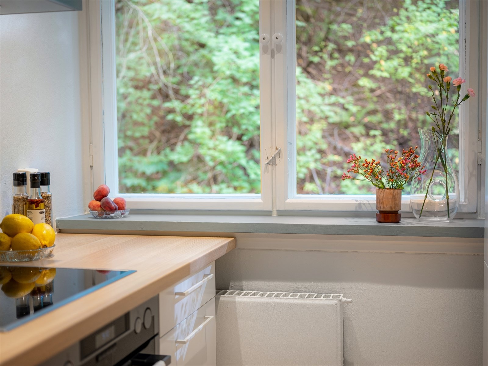 En diskre kontrastfarge på karmen fremhever små vakre stilleben. Galleribilde