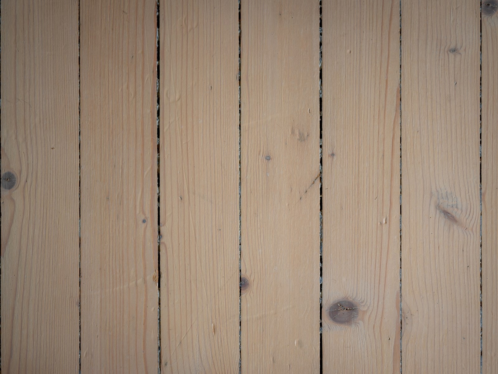 Det fine tregulvet tilfører leiligheten en perfekt dose sjarm og sjel. Galleribilde