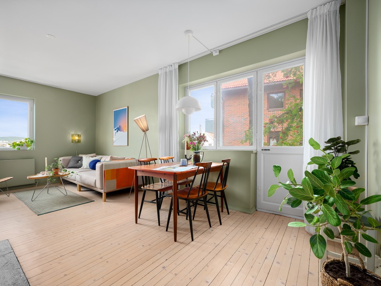 Den koselige stuen byr på rikelig med naturlig lys fra flere sider. Den harmoniske fargepaletten skaper en avslappende atmosfære. Galleribilde