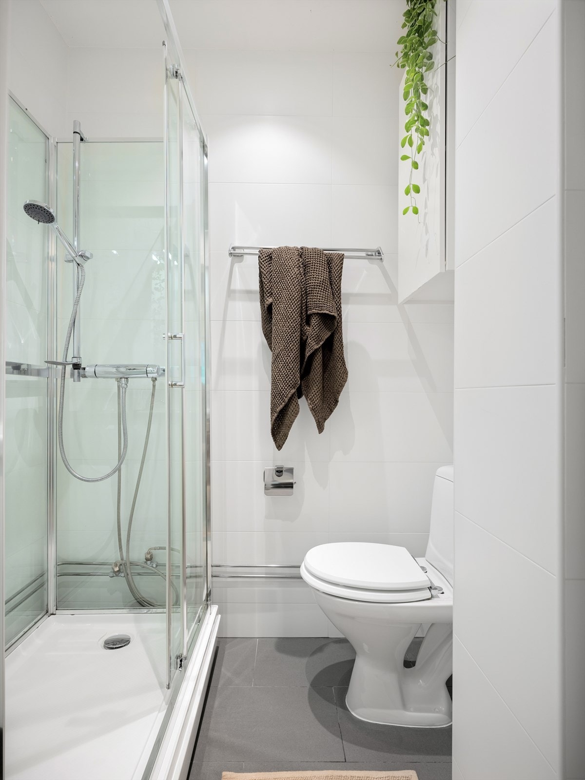 Varme i baderomsgulv ble montert i 2016 i henhold til eier. Galleribilde