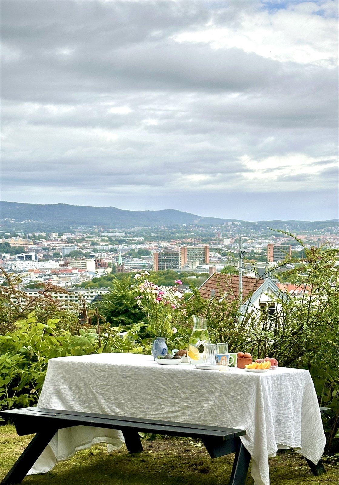 På varme sommerdager er det deilig å innta frokosten ute på sittebenken i den felles hagen til sameiet. Galleribilde
