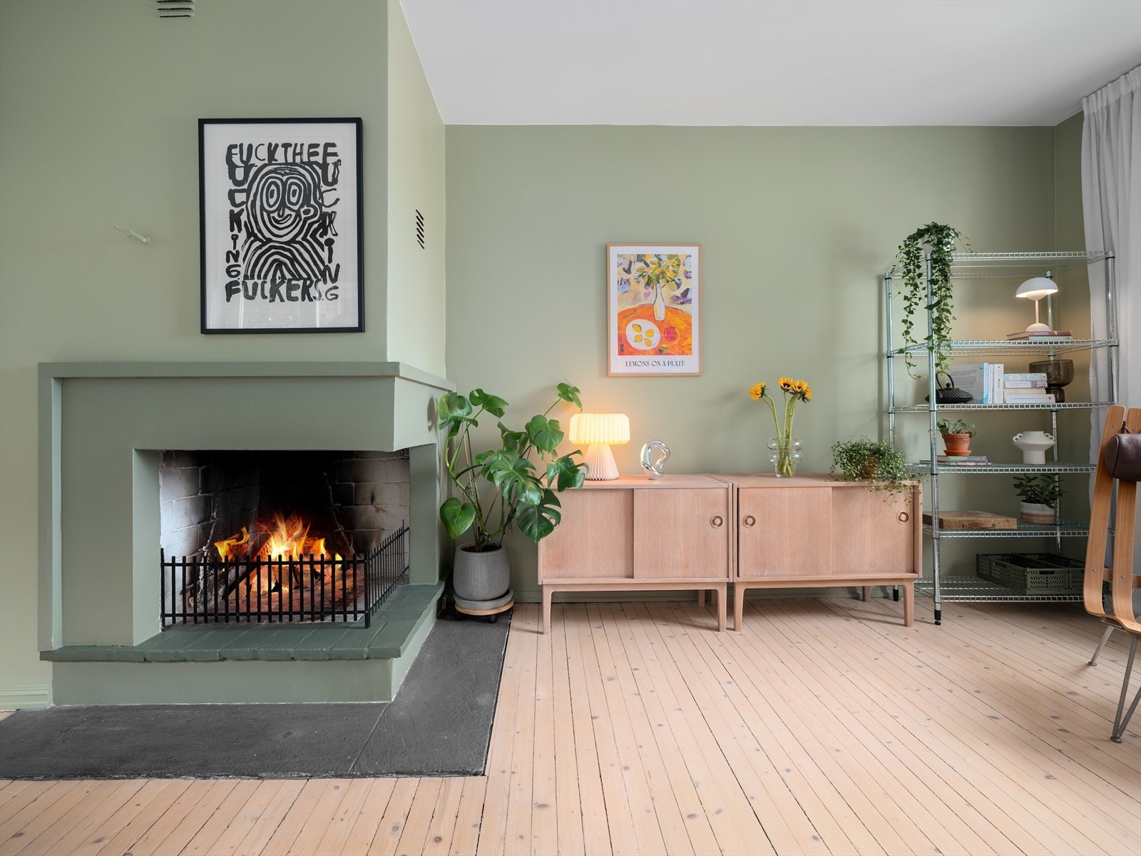 Peisovnen er rommets smykke og avgir godt med varme. I tillegg skaper den en ekstra hjemmekoselig stemning på de kjøligere dagene. Galleribilde