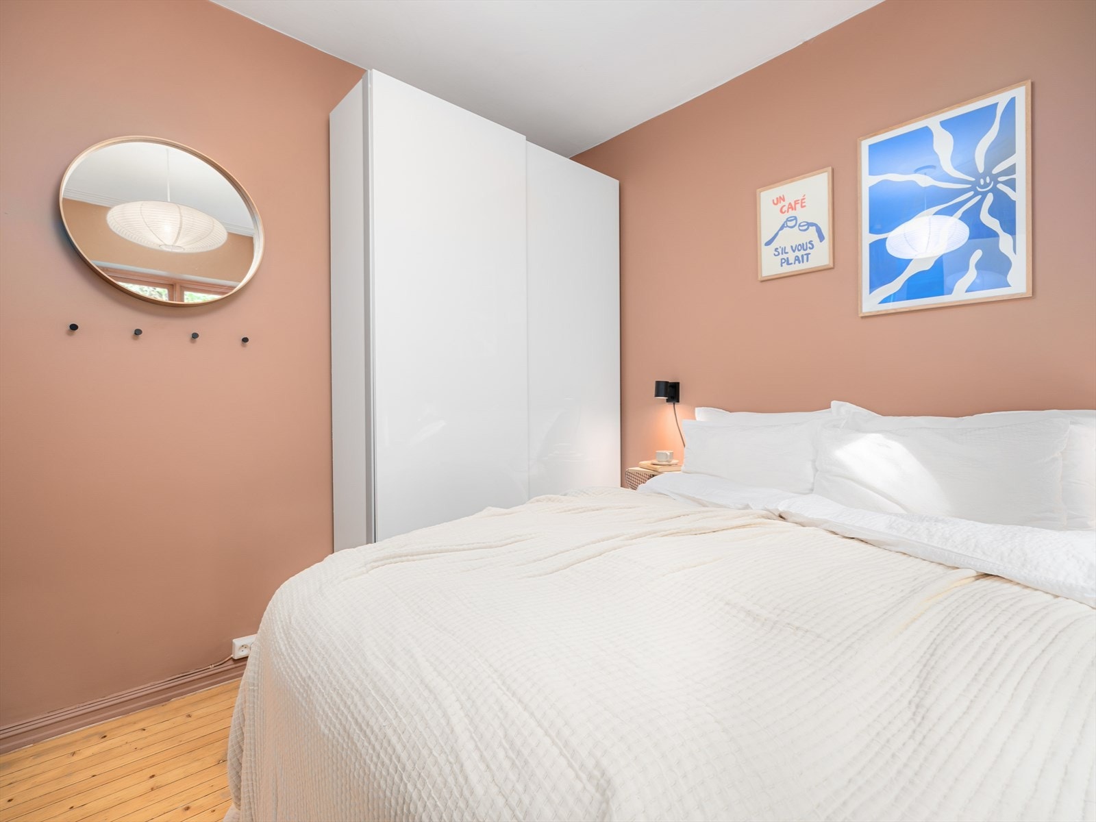 Oppbevaringsplass for klær i to medfølgende skyvedørsgarderober. Galleribilde