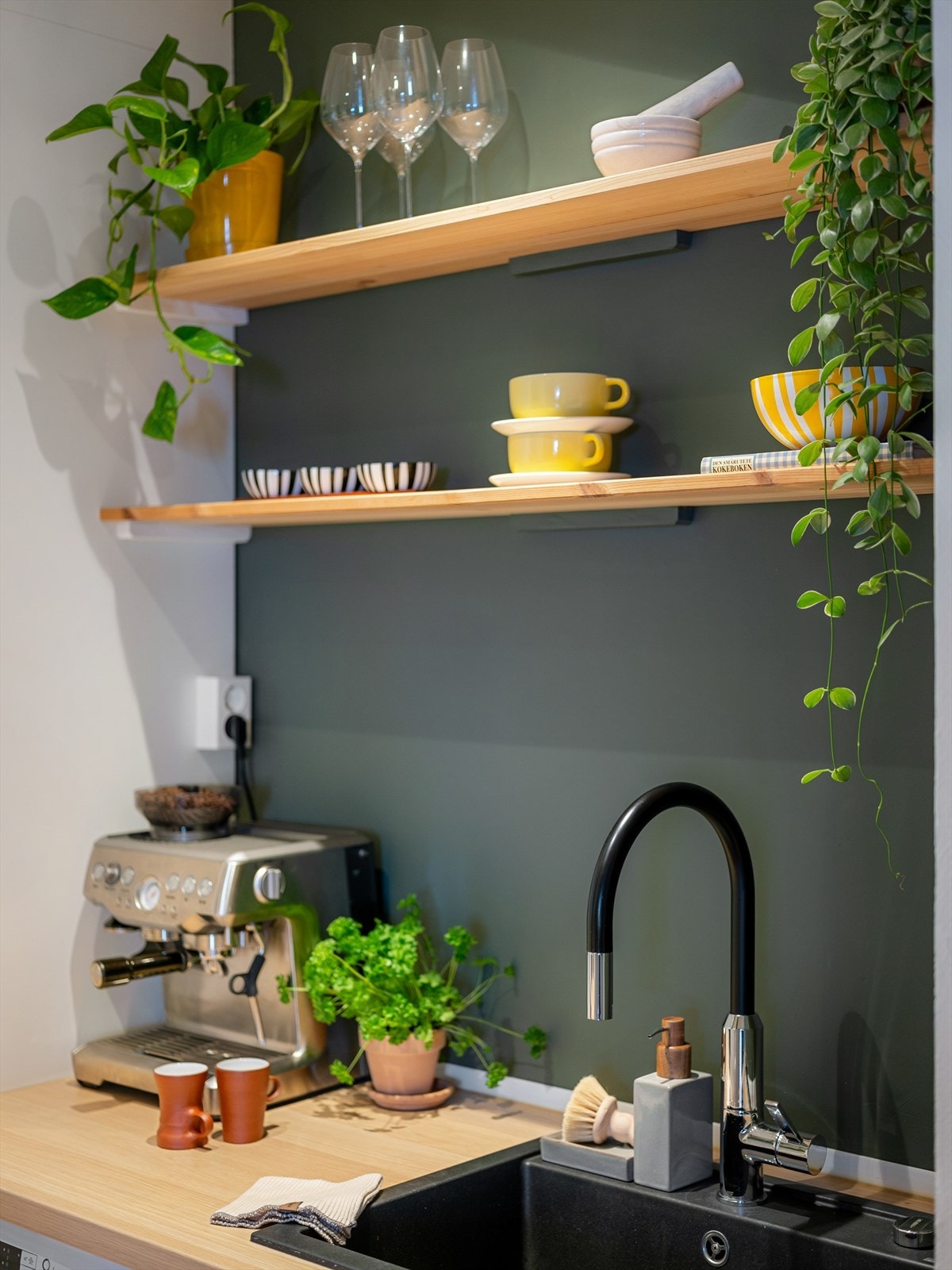 Praktiske hyller for småoppbevaring blir et dekorativt element i rommet. Galleribilde