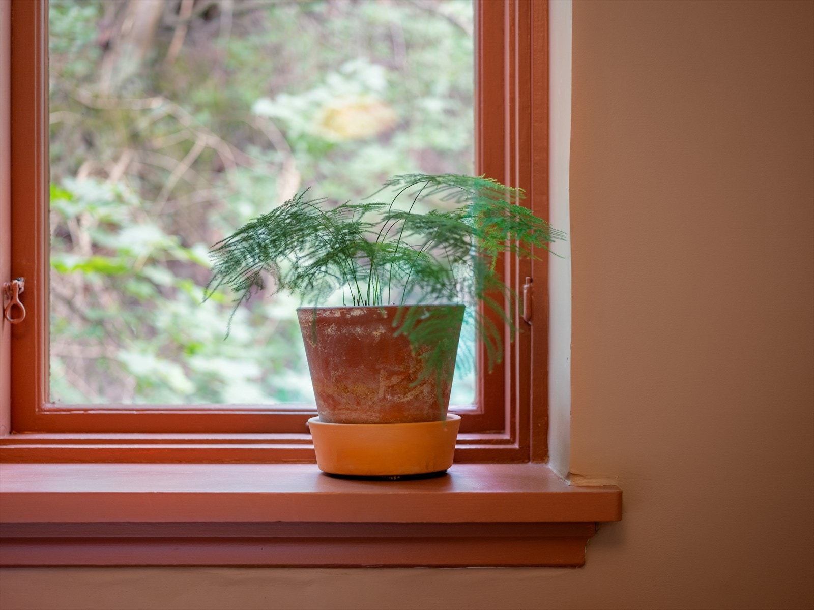 Fargepaletten i hele leiligheten er gjennomtenkt og harmonerer godt med hverandre. Soverom er malt i Savanna sunset og vinduskarm i Welcoming red fra Jotun. Galleribilde