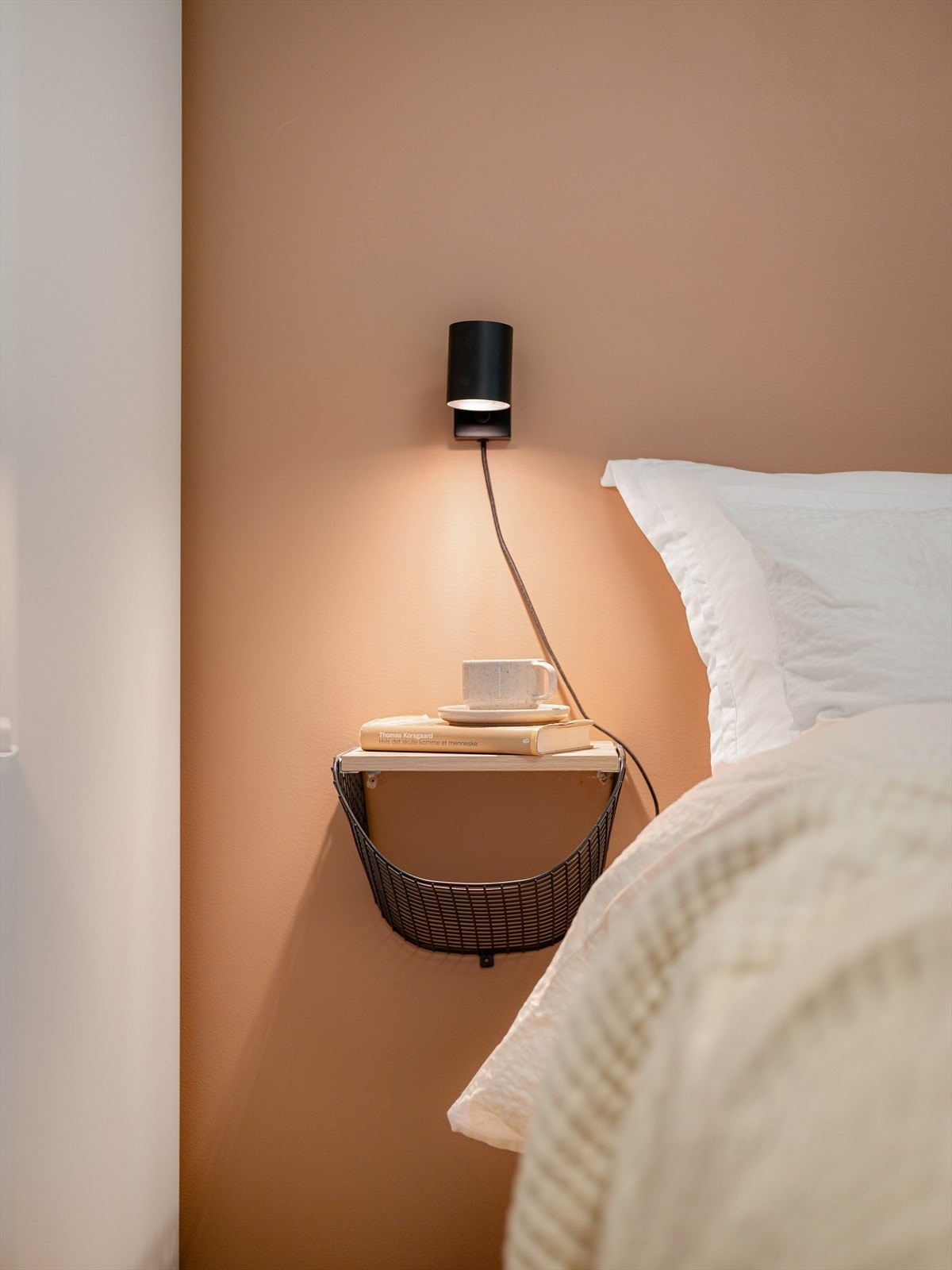 Praktisk nattbordsinnredning for å unngå å ta av gulvarealet. Denne vil følge med leiligheten. Galleribilde