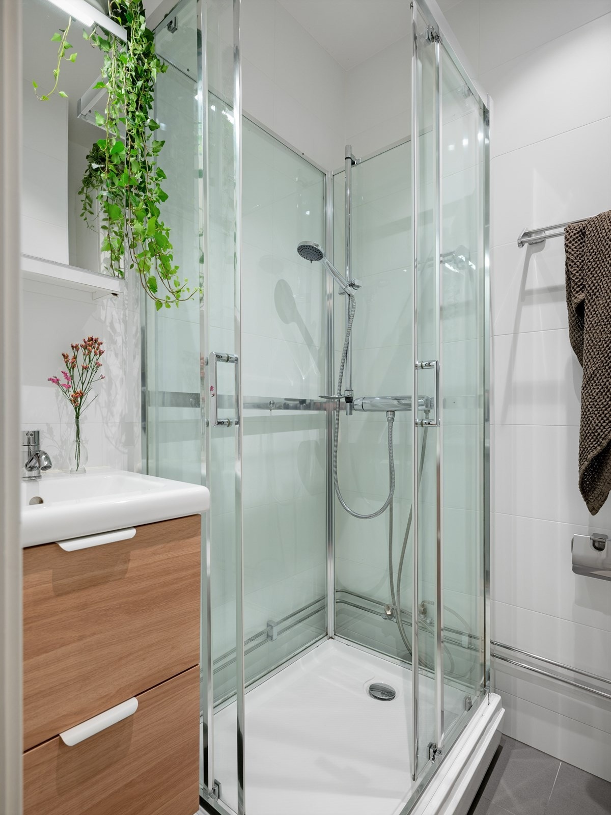 Badet er pent flislagt i nøytrale farger og kvadratsmart innredet. Dusjkabinettet sørger for mindre vannsøl, samt slitasje på vegger og gulv. Galleribilde