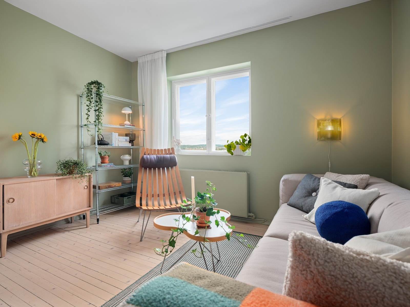 Oppvarming fra bergvarme gir en svært behagelig innetemperatur året rundt. Både v.vann og fyring er inkludert i husleien noe som betyr lavere strømkostnader. Galleribilde