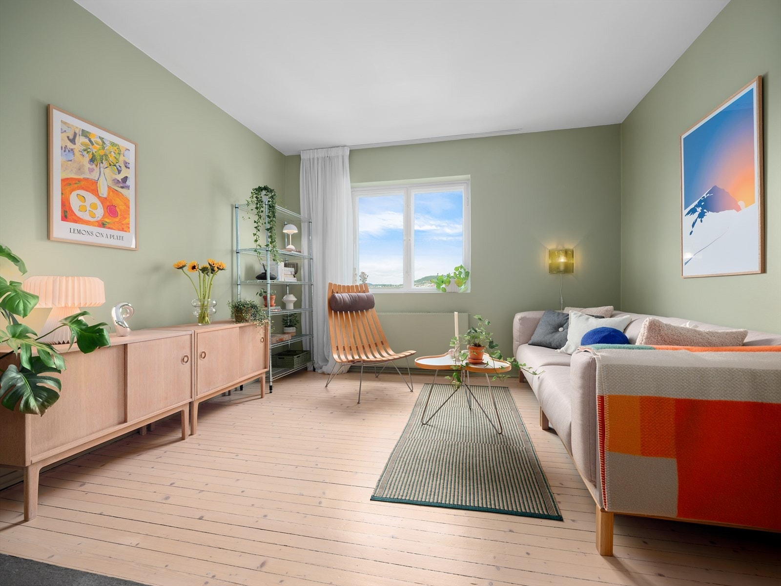 Den rektangulære gulvflaten gjør det lett å dele rommet inn i ulike soner. Sofaen finner sin naturlige plassering innerst ved vinduet. Galleribilde