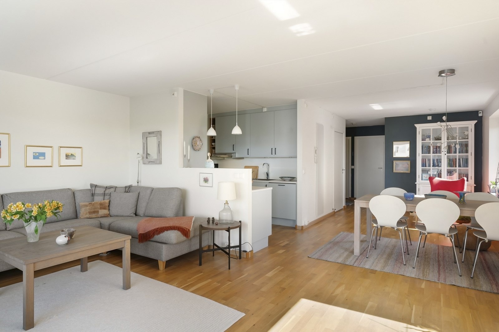 Den åpne planløsningen gir god plass til en stor sofa og spisebord, samt annet ønsket møblement Galleribilde