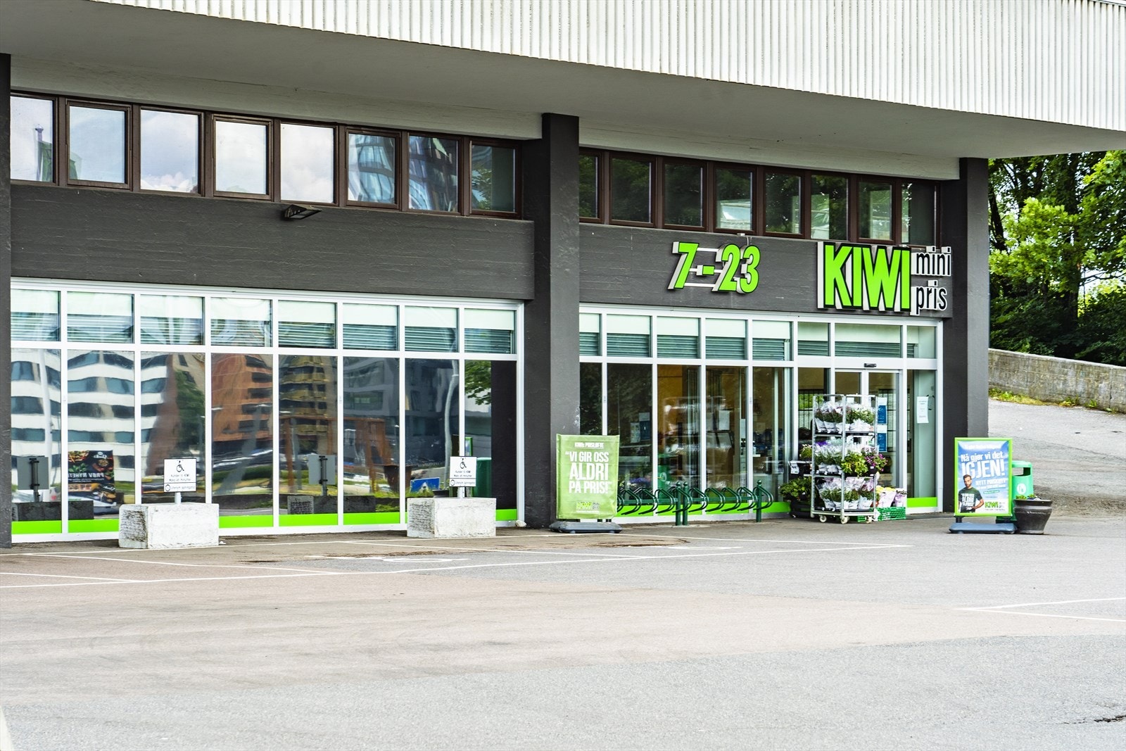 Dagligvarehandel kan gjøres på Kiwi som kun er 4 minutters gåtur fra leiligheten Galleribilde