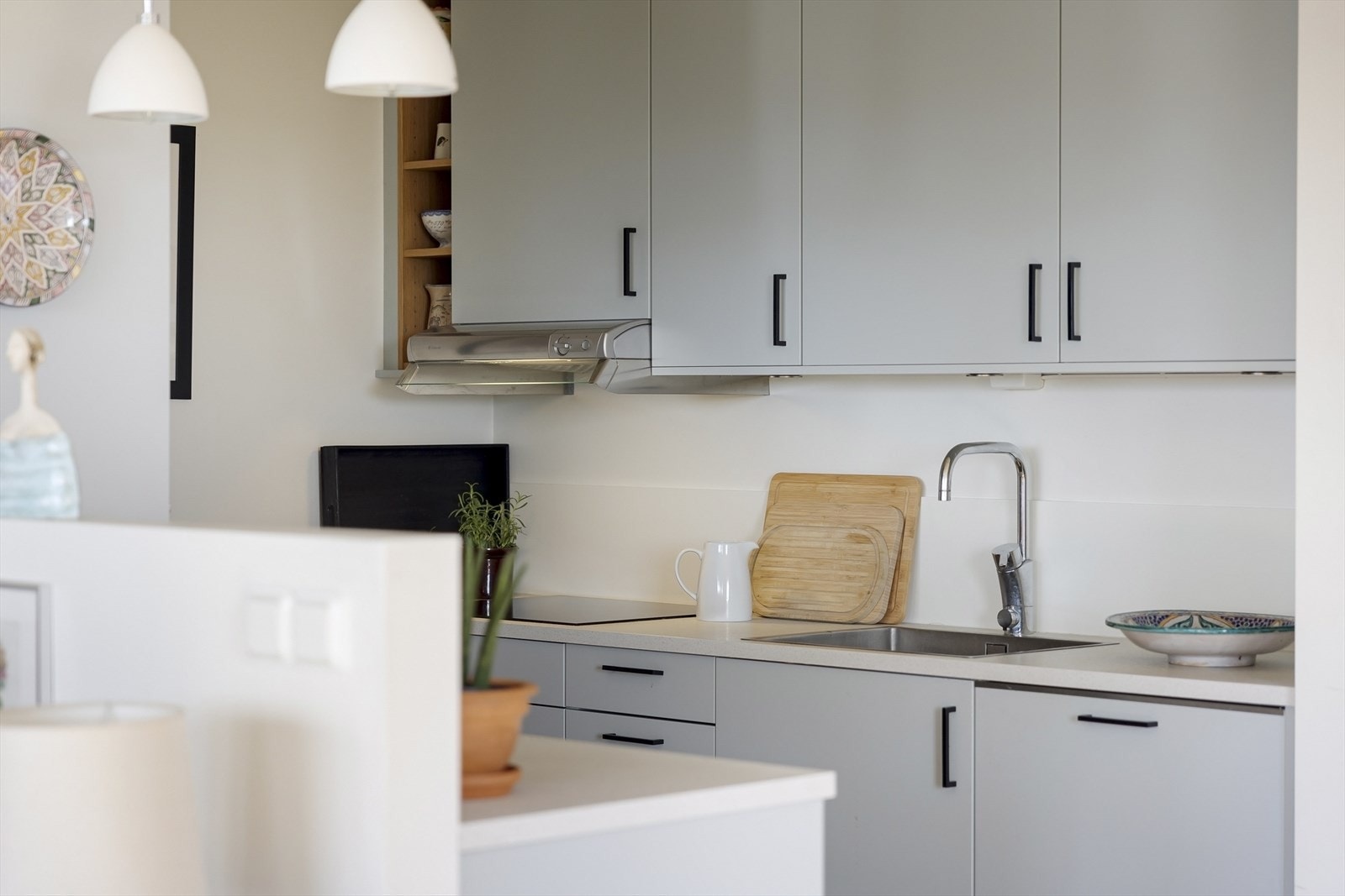 Kjøkkenet er moderne med glatte fronter og en laminat benkeplate med nedfelt vask Galleribilde