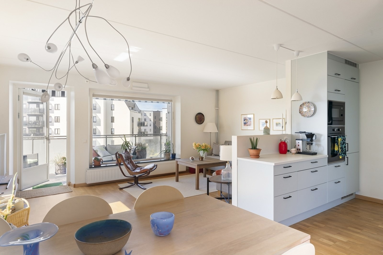 Stuen er lys og romslig med store vindusflater som sikrer rikelig med naturlig lys Galleribilde