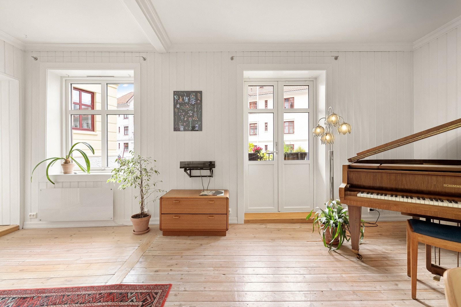 De store vinduene sørger for rikelig med naturlig lysinnslipp til rommet. Galleribilde