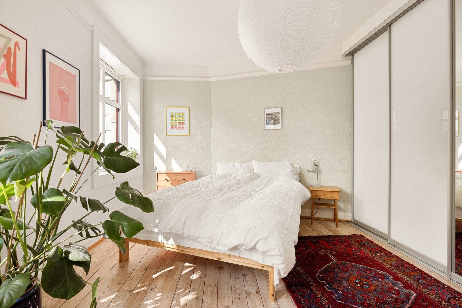 Her er det god plass til dobbeltseng. Garderobeskap er fra Garderobemannen og sørger for god plass til hele klesskapet! Galleribilde