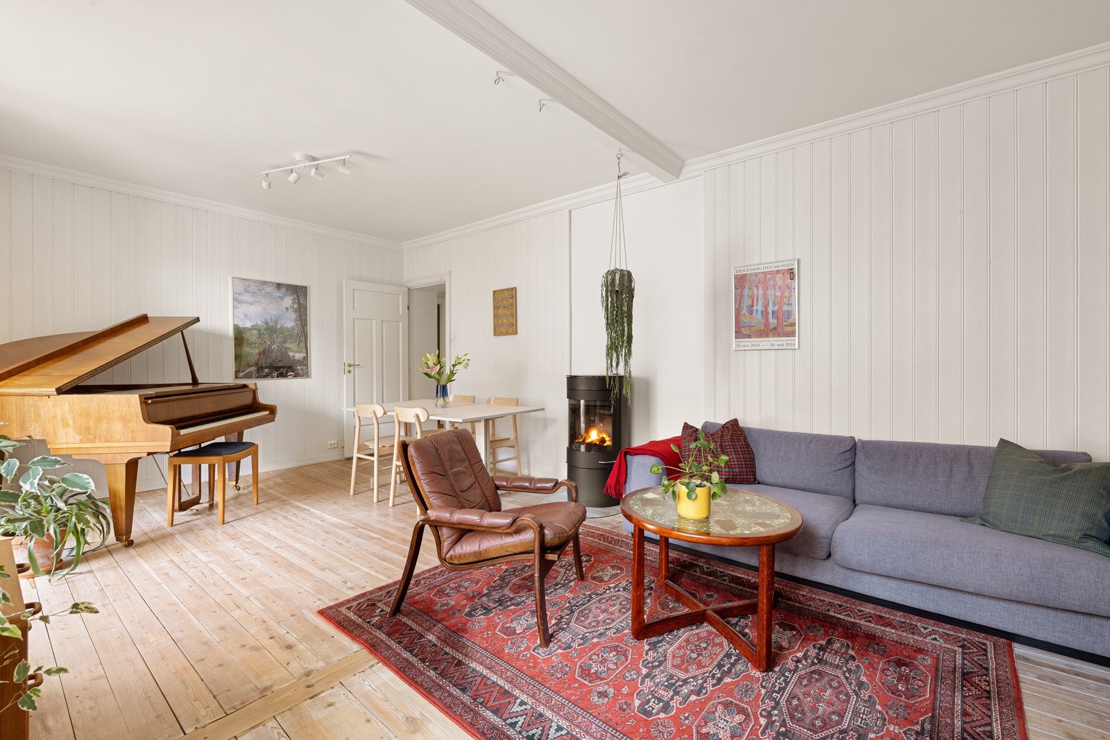 Utformingen på rommet gir gode møbleringsmuligheter med plass til både en sofagruppe og en spisesone. Galleribilde