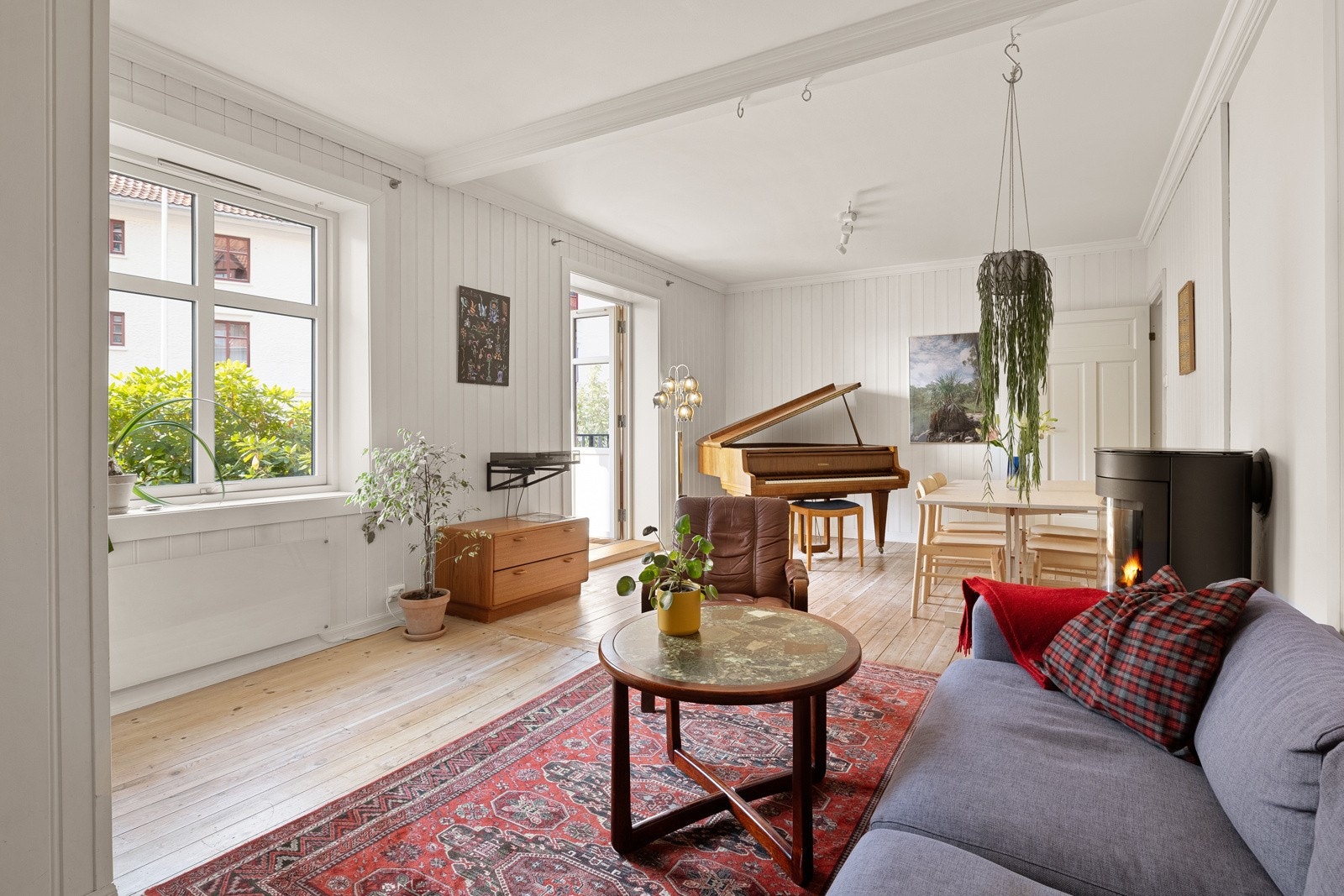 Kjernen i leiligheten består av en stor stue med lekre originale tregulv og store vindusflater. Galleribilde