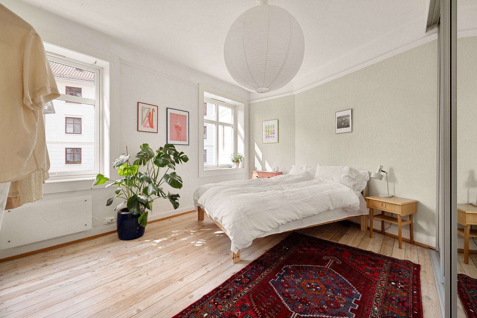 Hovedsoverommet måles til 16 kvm og er innredet med originalt tregulv, malt platekledning og slett malt himling. Galleribilde